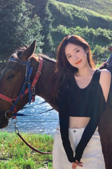 巜商务旅行女老板戴绿色帽的